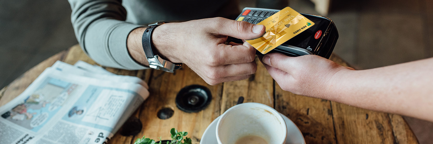 Man ontdekt de voordelen van zijn Gold Card in een koffiezaak